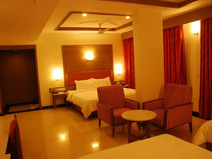 Нагоре: Clinton Park Inn