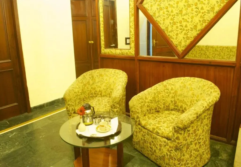 Лакхнау: Charans Club and Resorts