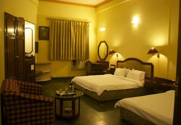 Лакхнау: Charans Club and Resorts