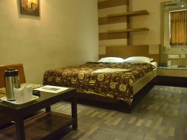Колката: ZO Rooms AJC Bose Road