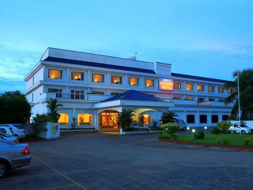 Недумбассери: Abad Airport Hotel