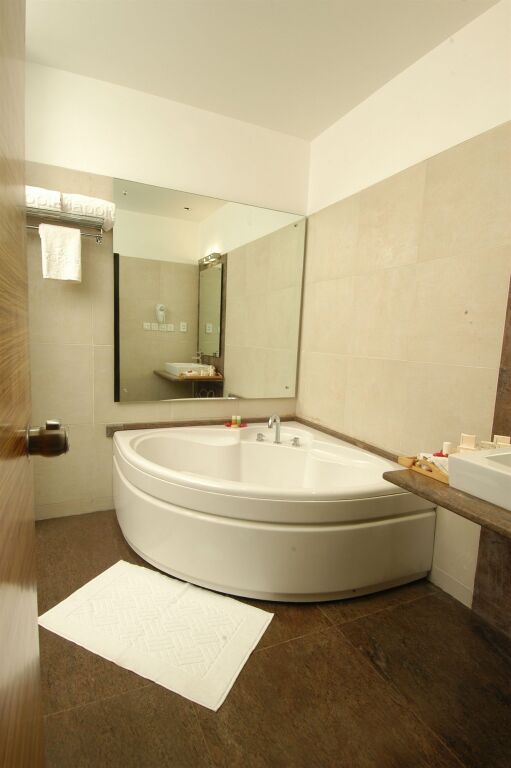 Нью-Дели: Mapple Emerald New Delhi