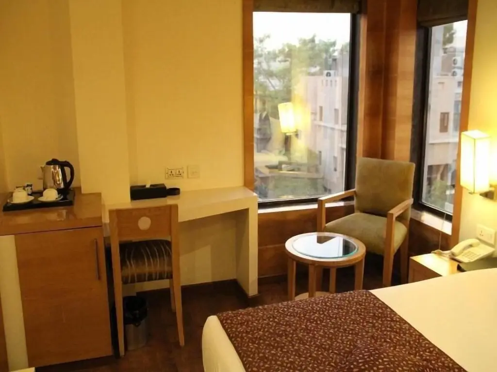Нью-Дели: Almondz Hotel