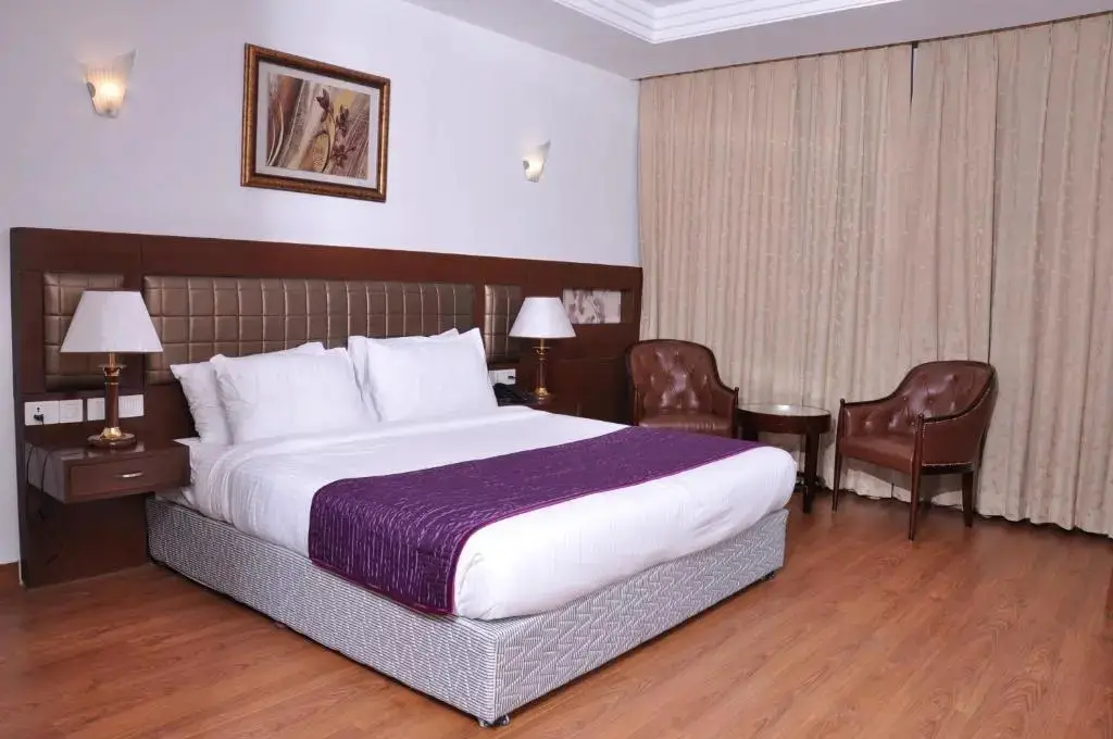 Нью-Дели: Lilywhite Hotel