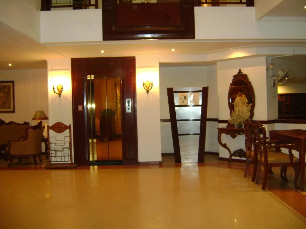 Барейлли: Hotel Swarn Towers