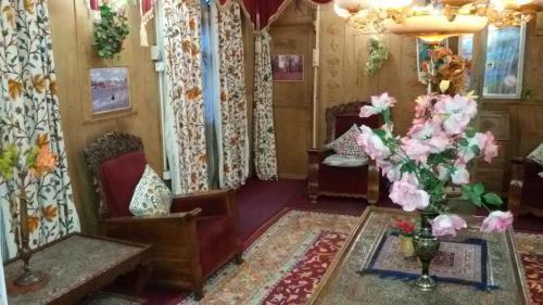 Шринагар: RITZ Houseboats