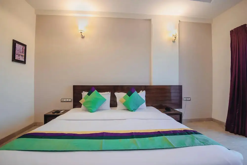 Лонавала: Treebo Reveniir Resort with Pool