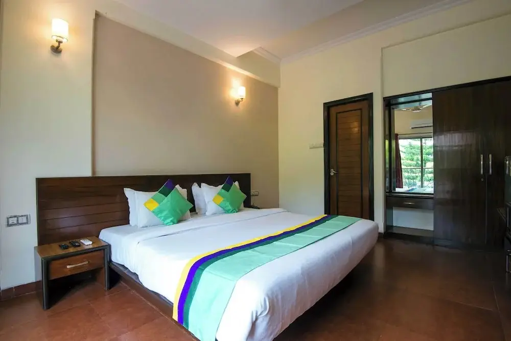 Лонавала: Treebo Reveniir Resort with Pool