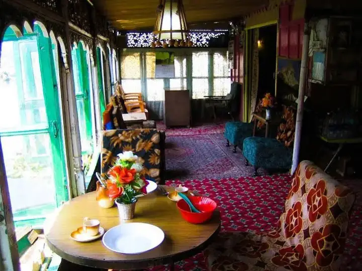 Шринагар: Island Hotel