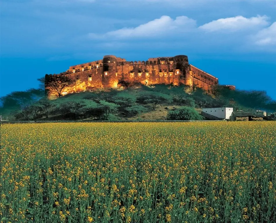 Алвар: Neemrana's - Hill Fort - Kesroli
