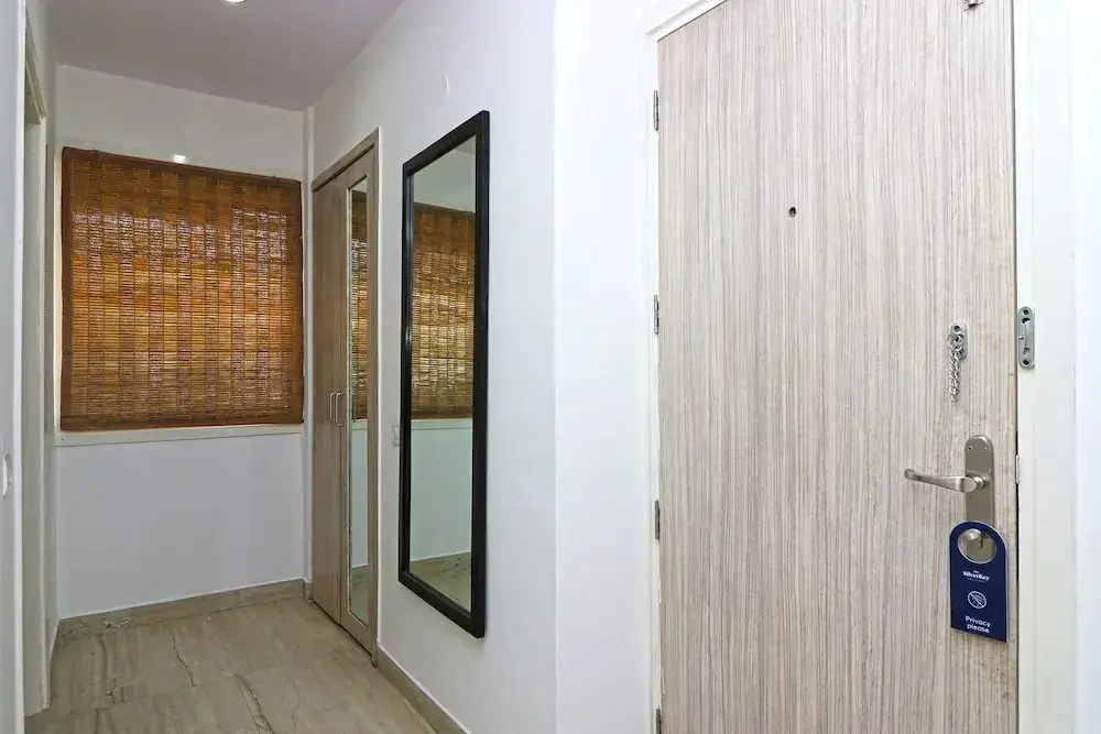 Ганор: OYO 19389 SilverKey Rajouri Garden