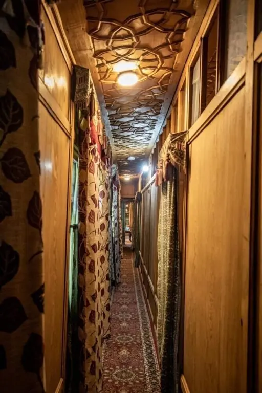 Шринагар: Kharpalace Group of House Boat