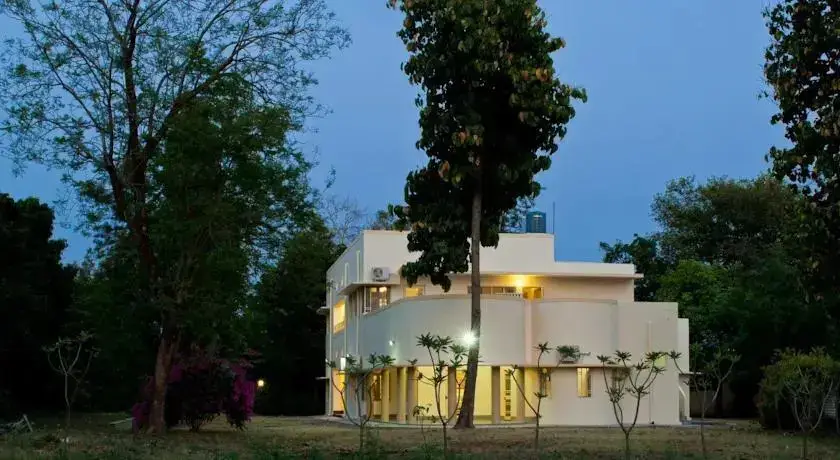 Прем-Нагар: Neemranas Deco House
