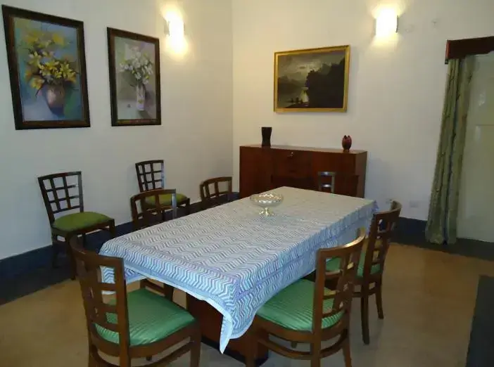 Прем-Нагар: Neemranas Deco House