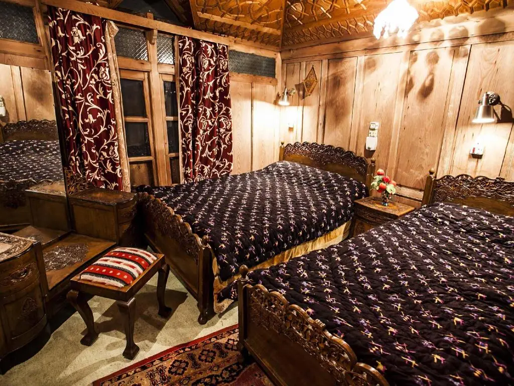 Шринагар: Khan Palace Group of Houseboats