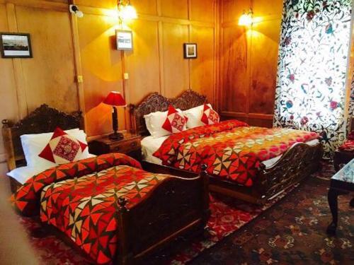 Шринагар: Khan Palace Group of Houseboats