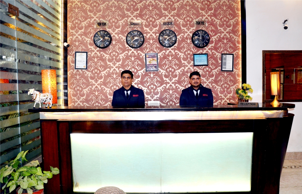 Панипат: Отель BR INN
