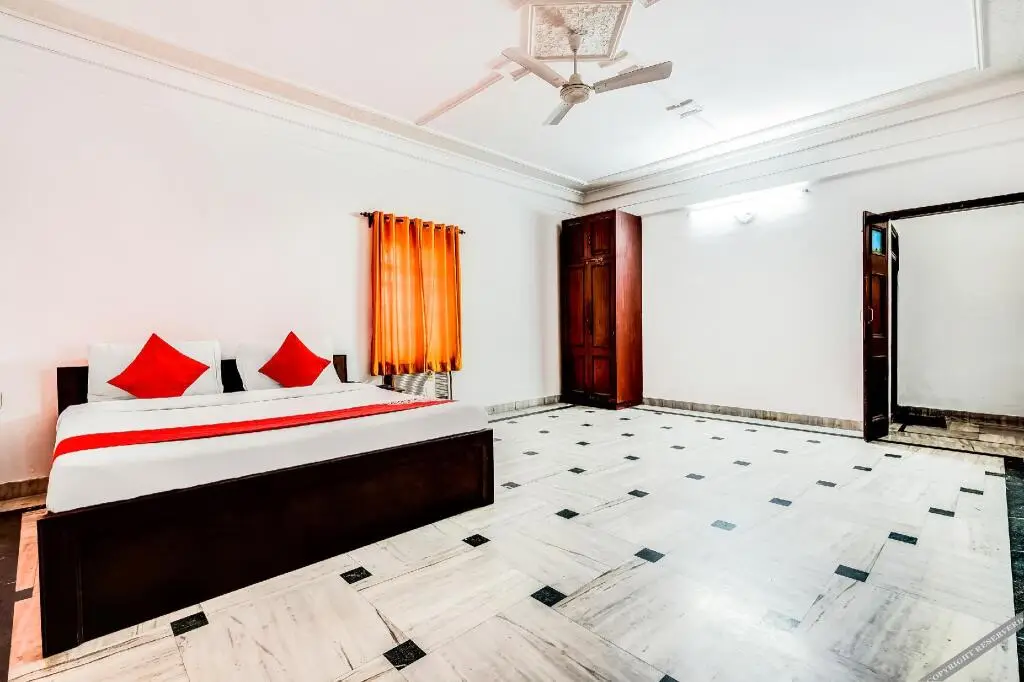 Колката: Blue Moon Guest House & Banquet