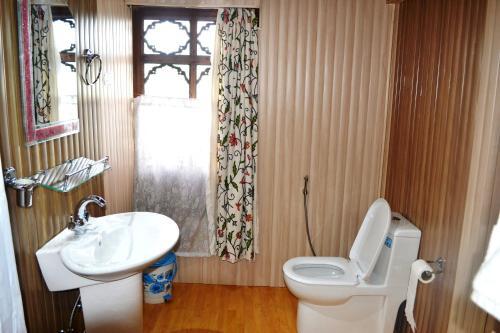 Шринагар: Canada Houseboats