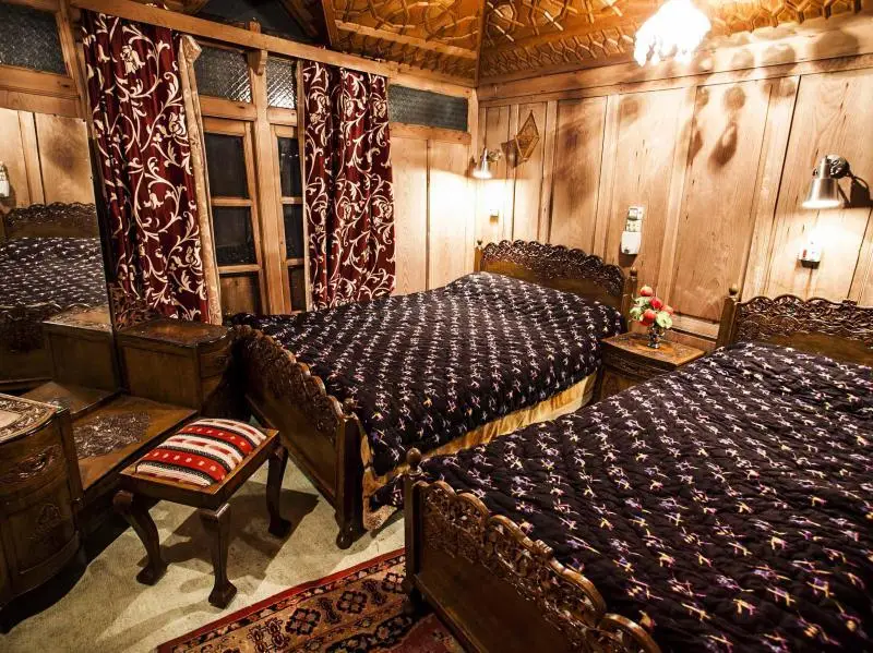 Шринагар: Humayun Palace Houseboat