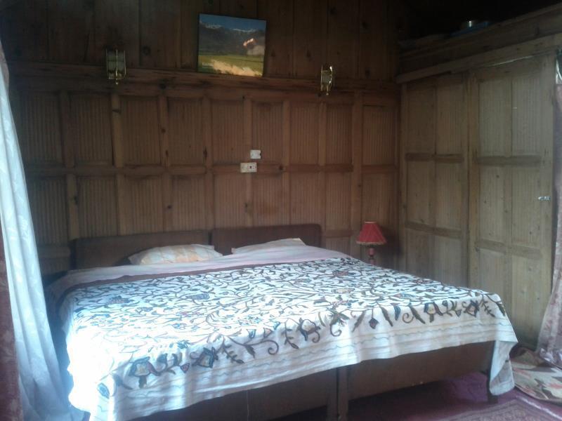 Шринагар: Humayun Palace Houseboat