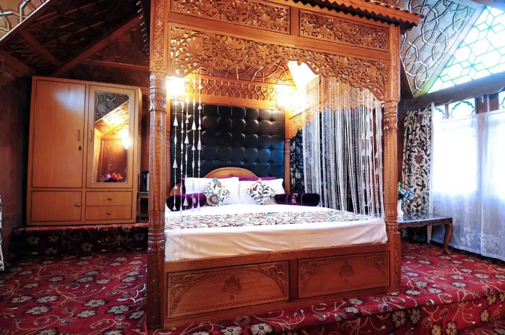Шринагар: New Jacquline Heritage Houseboats Nigeen Lake