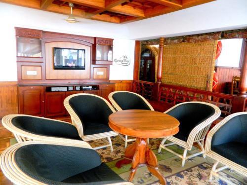 Аллеппи: Pournami Houseboats
