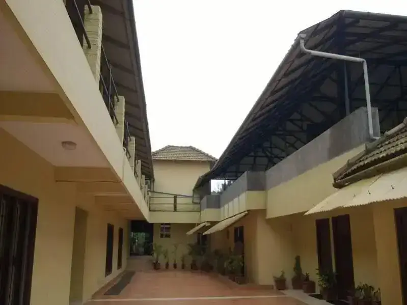 Hotel Crystal Court — фото 1
