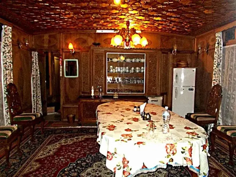 Шринагар: Wangnoo Sheraton Group Of Houseboats