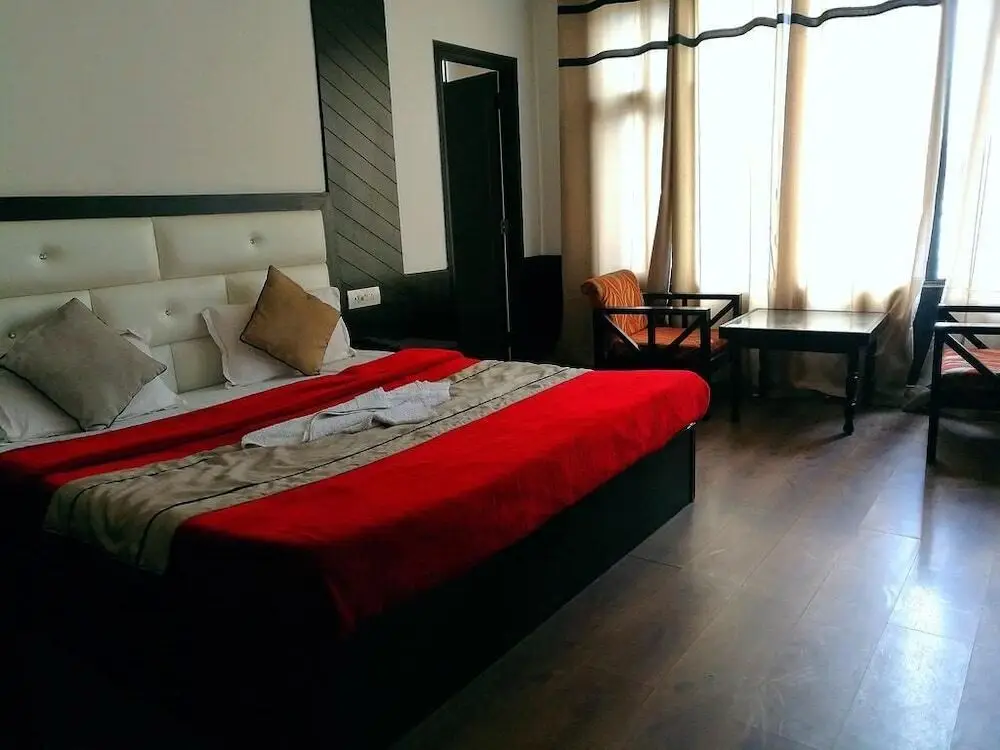 Hotel Whispering River by ADB Rooms — фото 1