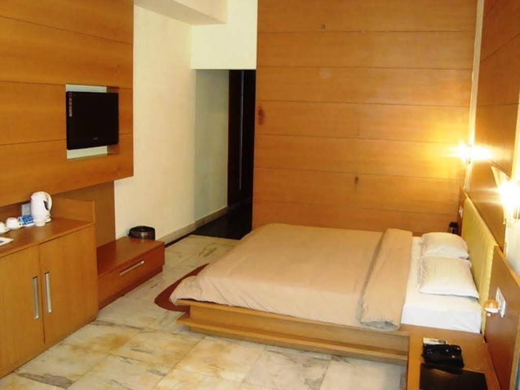 Нью-Дели: Hotel Chanson Grand Westend