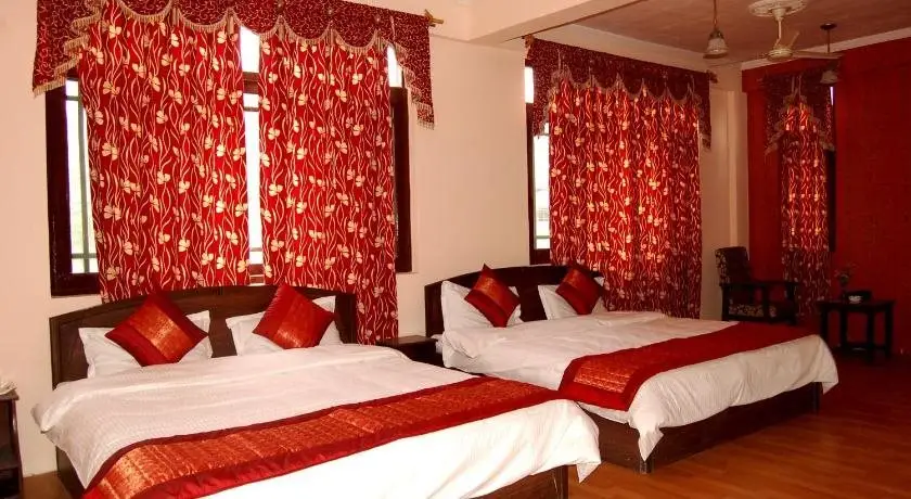 Шринагар: The Grand Plaza