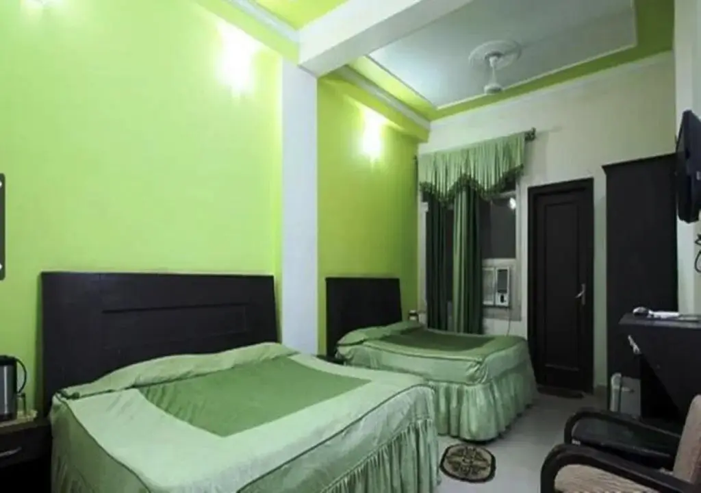 Катра: Hotel Bhargav