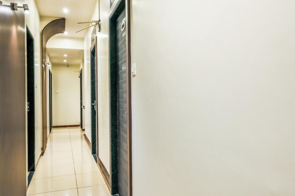 Мумбаи: FabHotel Adore Inn