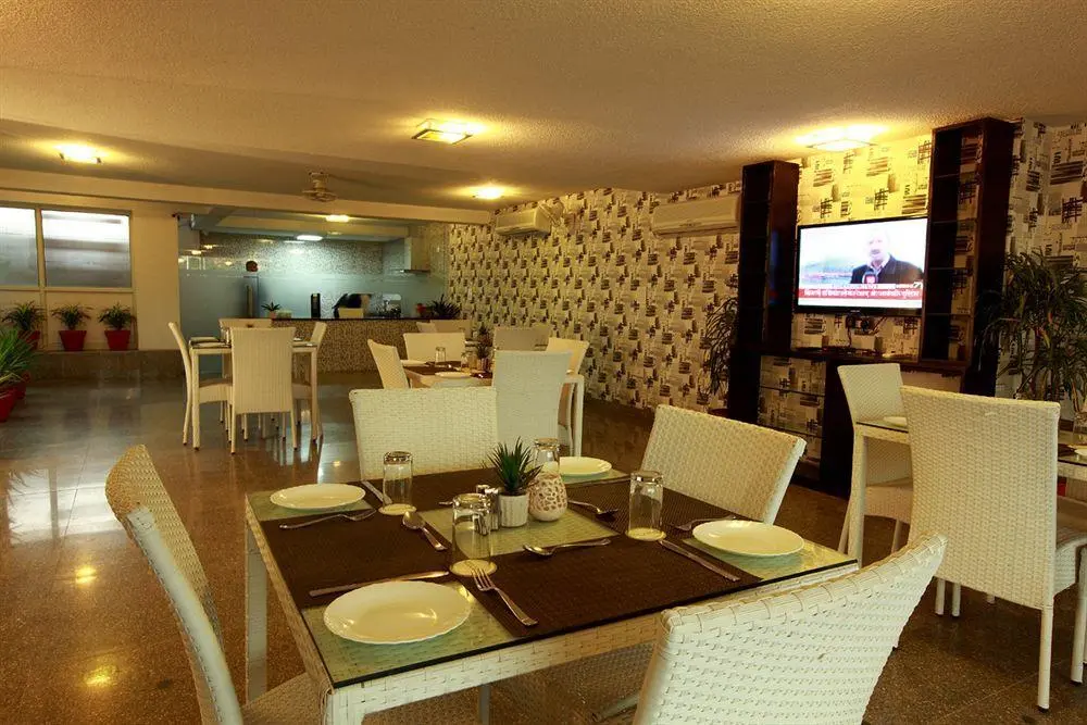 Нью-Дели: Jasola Suites And Apartments