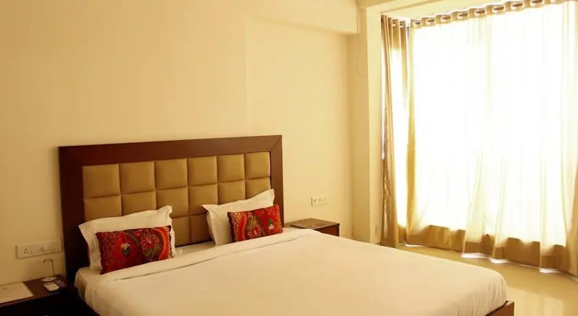 Laurent & Benon Luxury Service Apartment - Khar (West) — фото 1