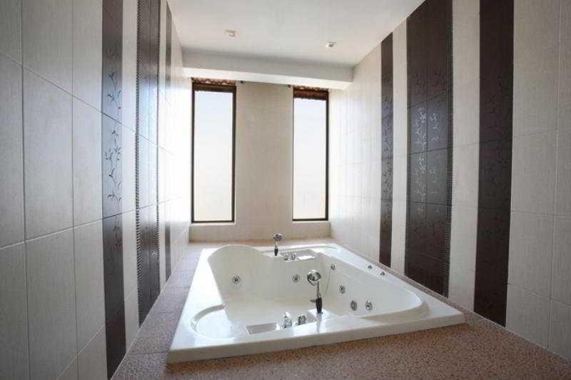 Бангалор: Curzon Suites