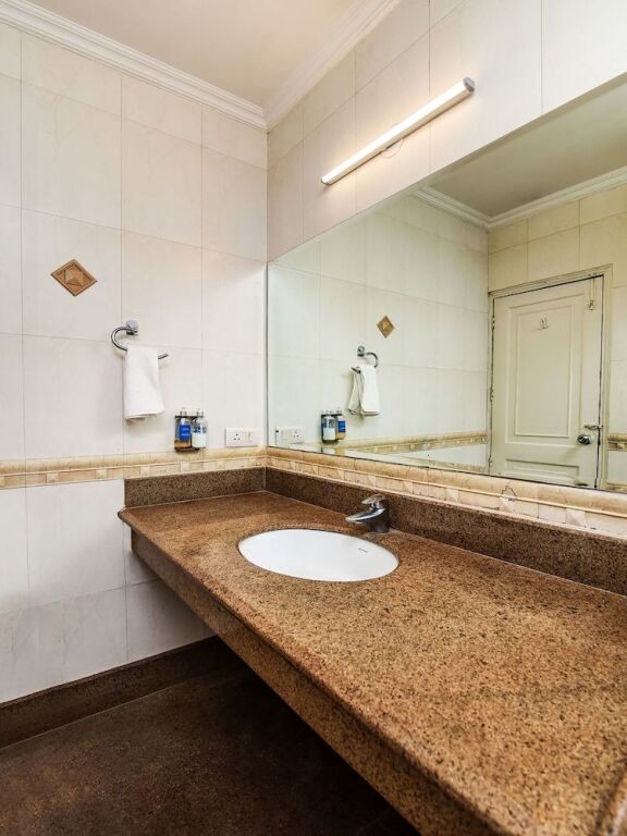 Гуруграм: SilverKey Executive Stays 20036 Akash Neem Marg