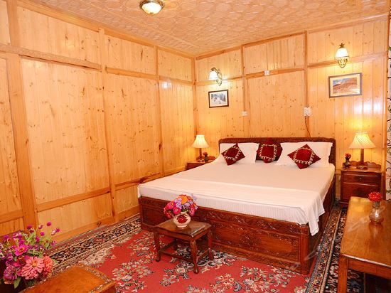 Шринагар: Houseboat Moonshine