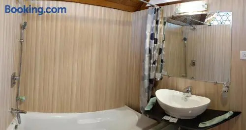 Шринагар: New Zenith Group of Houseboats