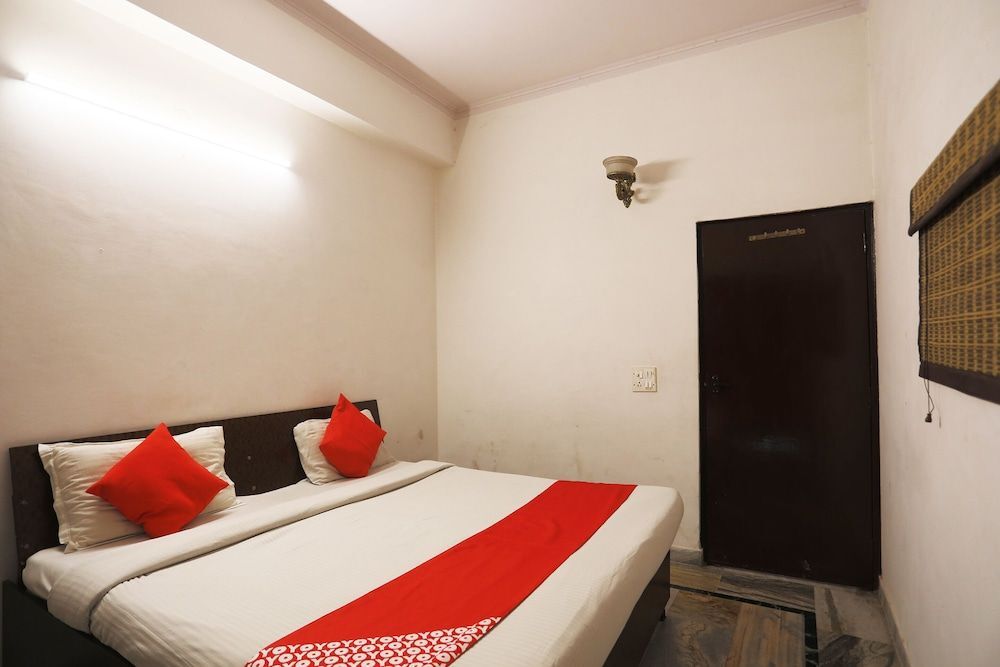 Нойда: BRS Homes Service Apartments