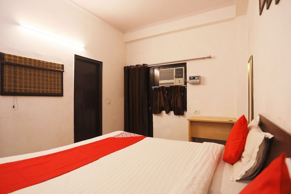 Нойда: BRS Homes Service Apartments