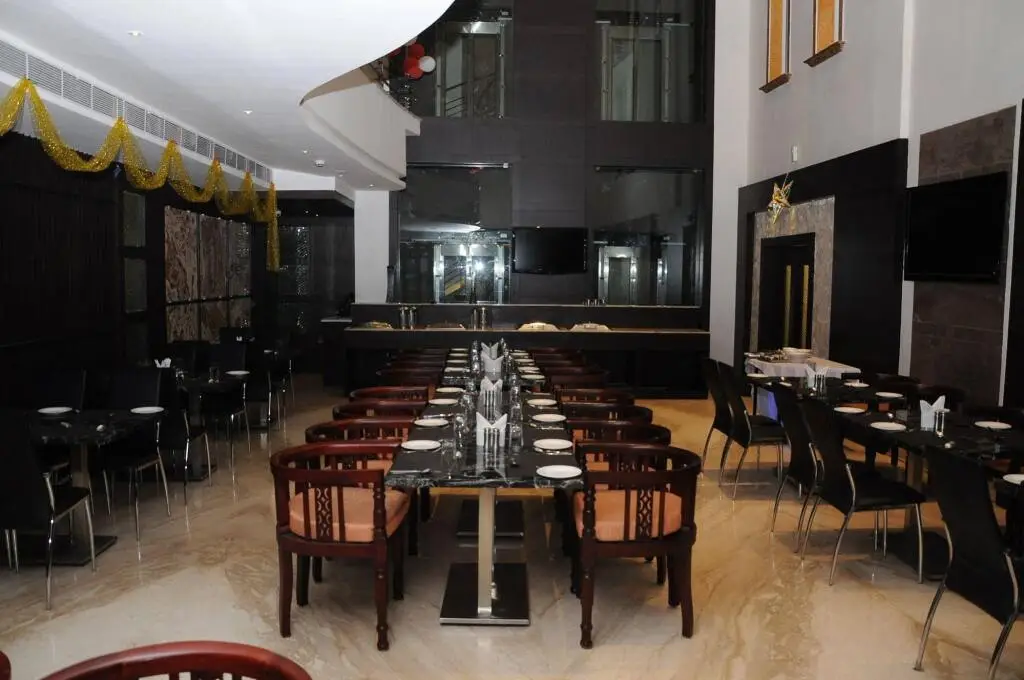 Салем: The Goldray Sarovar Portico