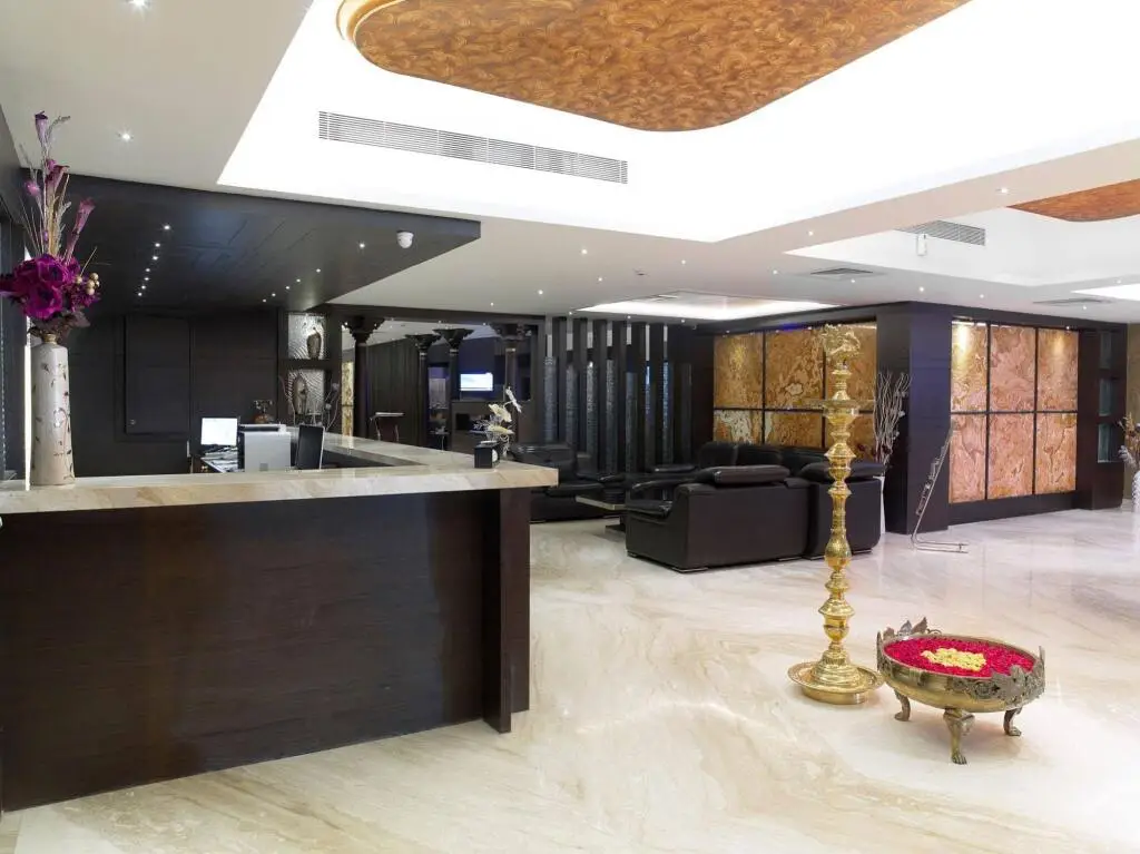 Салем: The Goldray Sarovar Portico