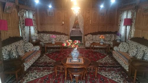 Шринагар: Shabistan Group of Houseboats