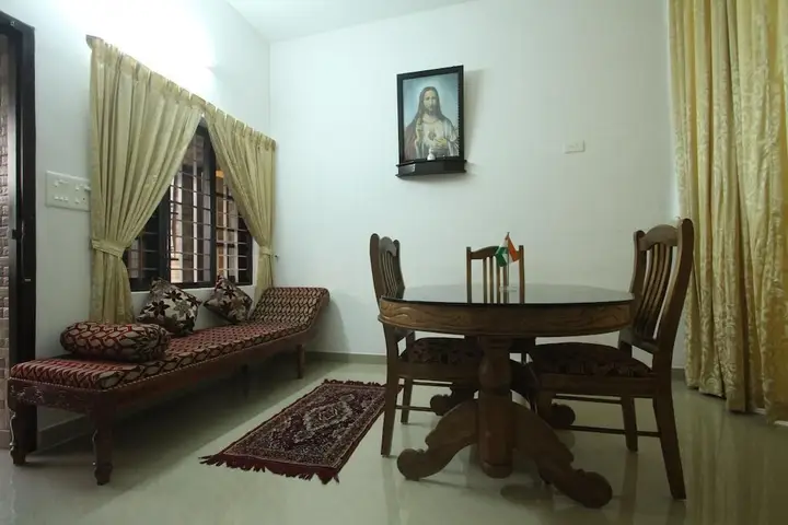 Коччи: Aarons Home Stay