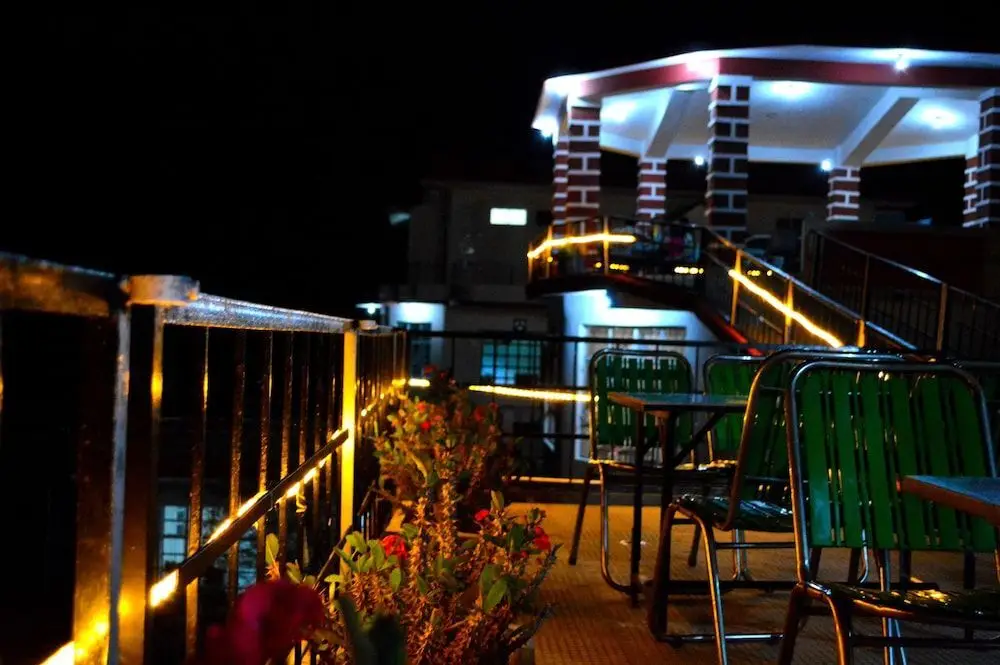 Кангра: Dee Jay Hotel and Restaurant