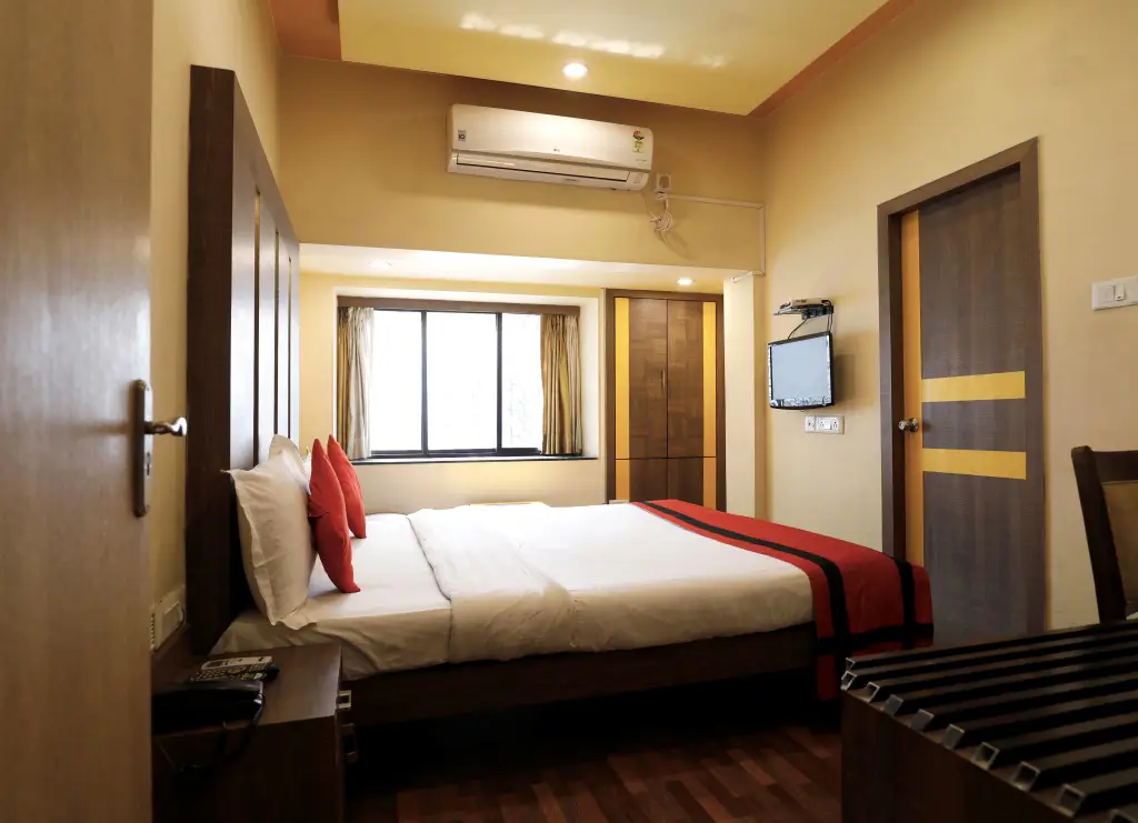 Колката: Hotel Trimoorti