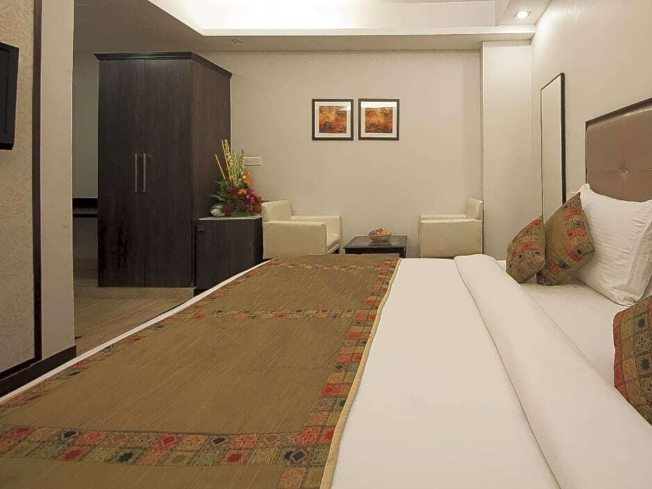 Hotels Pitrashish Grand — фото 1