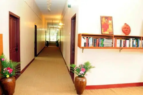 Валпарай: Cure Monastery